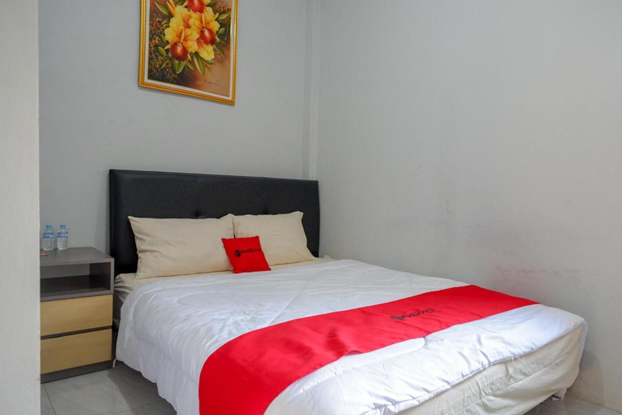 Hotel RedDoorz near Jalan Adi Sucipto Solo Esterno foto