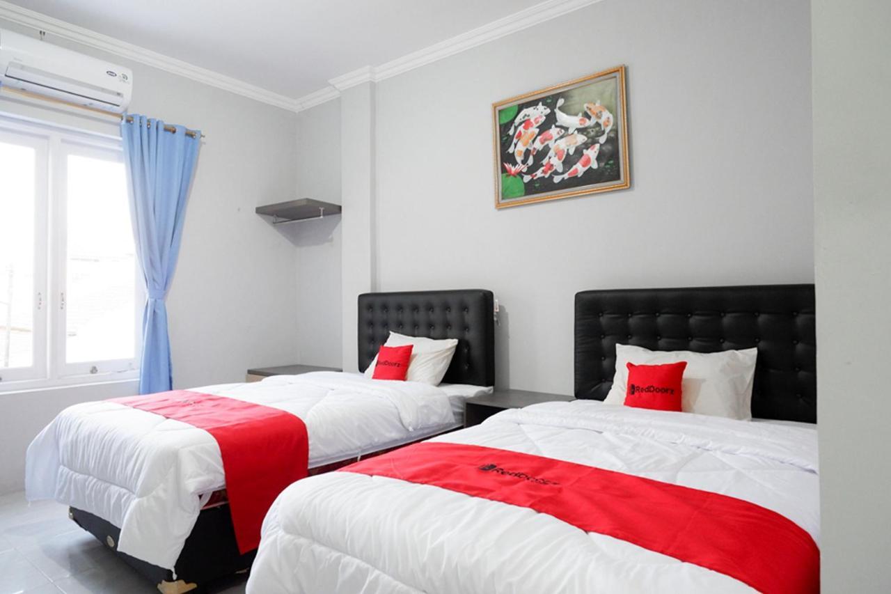 Hotel RedDoorz near Jalan Adi Sucipto Solo Esterno foto