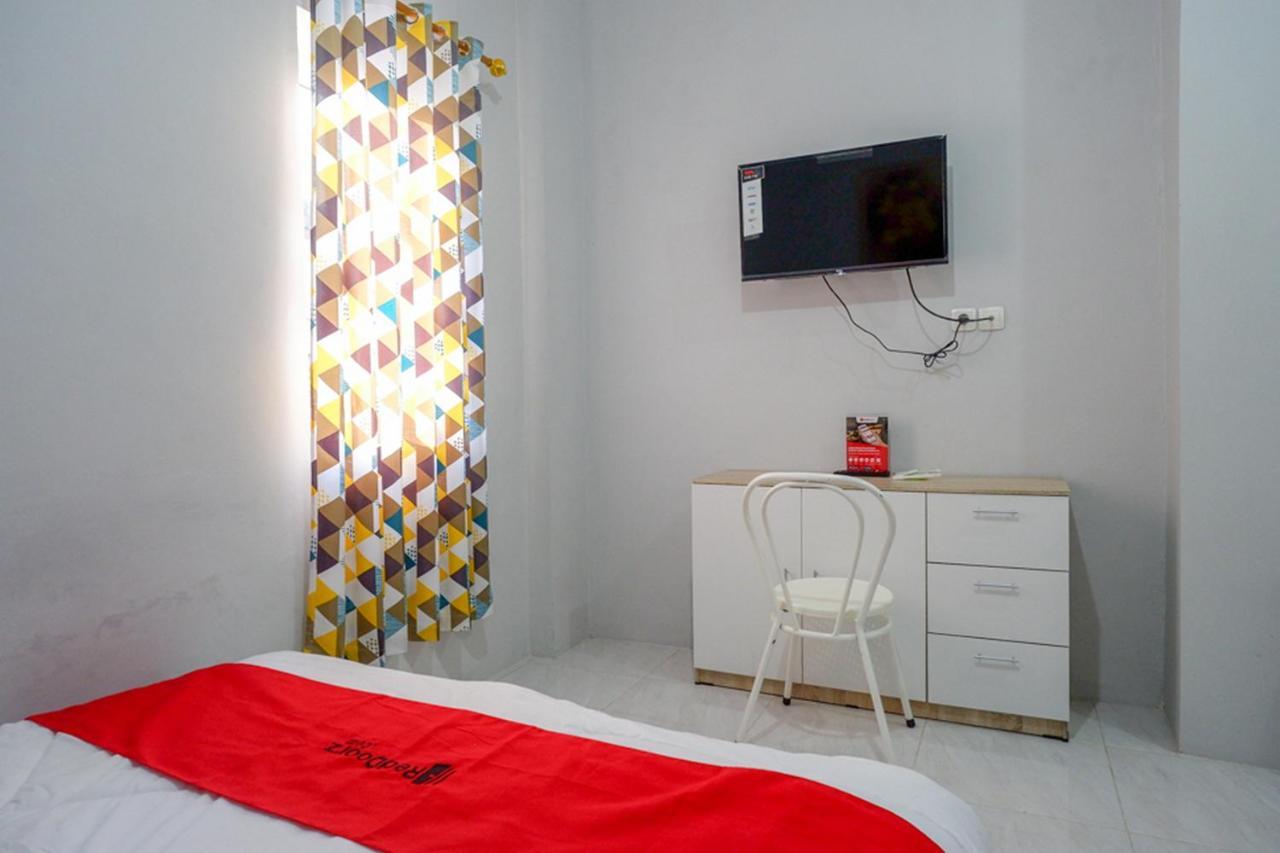 Hotel RedDoorz near Jalan Adi Sucipto Solo Esterno foto