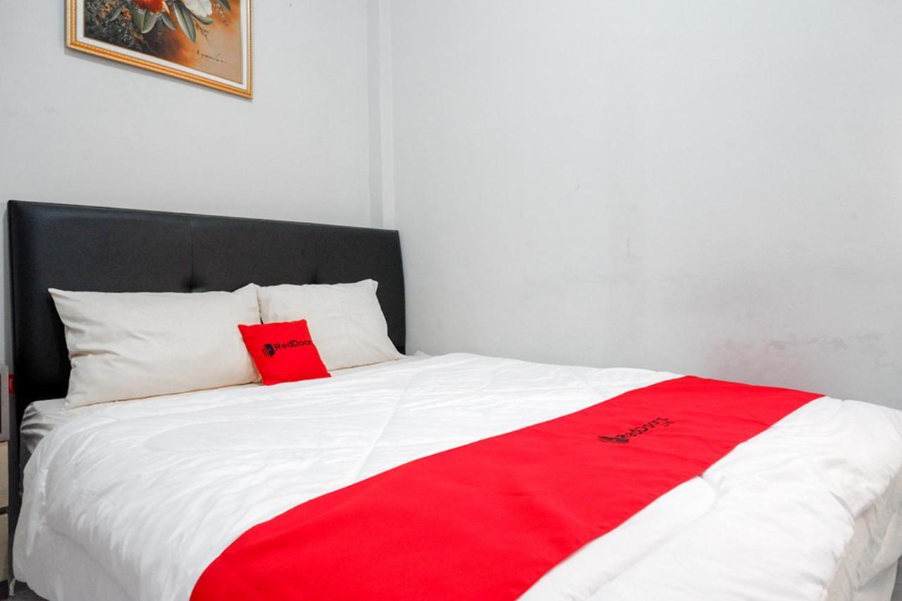 Hotel RedDoorz near Jalan Adi Sucipto Solo Esterno foto