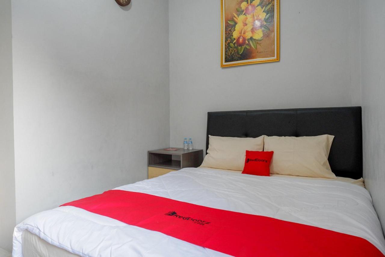 Hotel RedDoorz near Jalan Adi Sucipto Solo Esterno foto