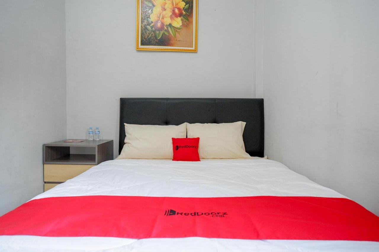 Hotel RedDoorz near Jalan Adi Sucipto Solo Esterno foto