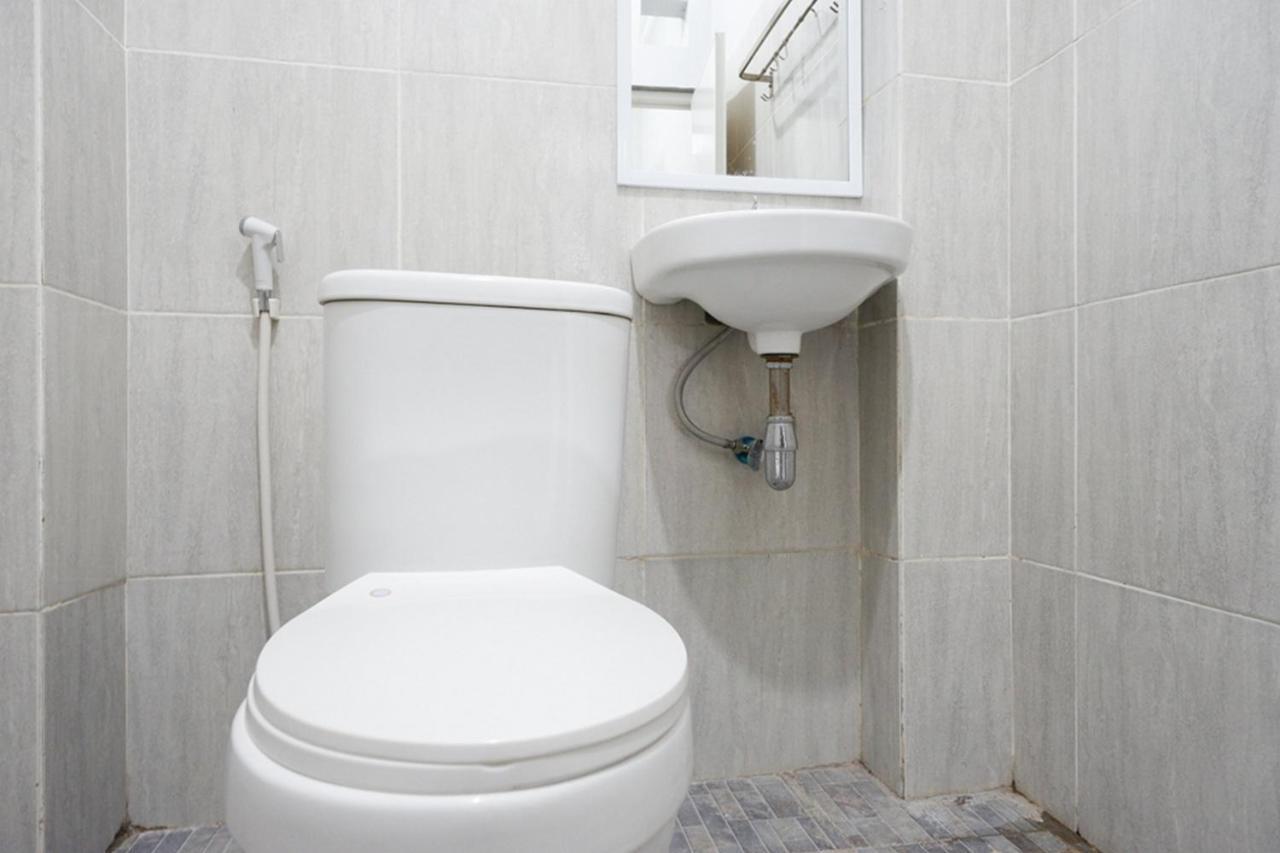 Hotel RedDoorz near Jalan Adi Sucipto Solo Esterno foto