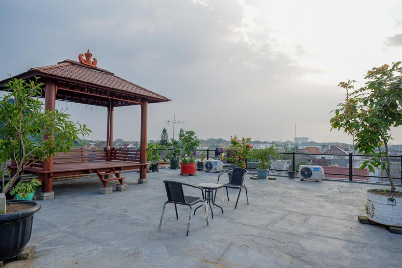 Hotel RedDoorz near Jalan Adi Sucipto Solo Esterno foto