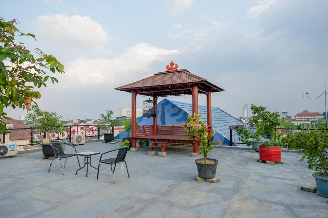 Hotel RedDoorz near Jalan Adi Sucipto Solo Esterno foto