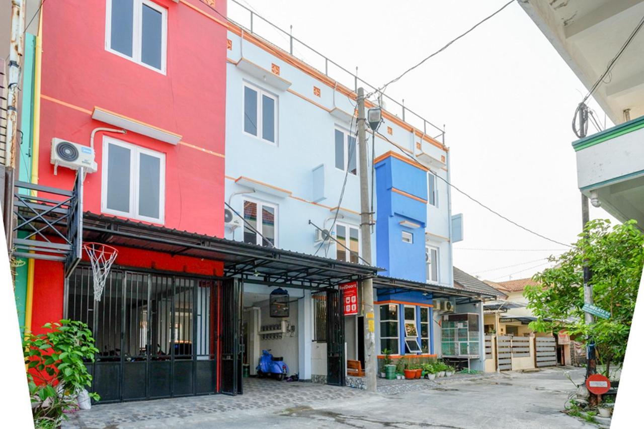 Hotel RedDoorz near Jalan Adi Sucipto Solo Esterno foto