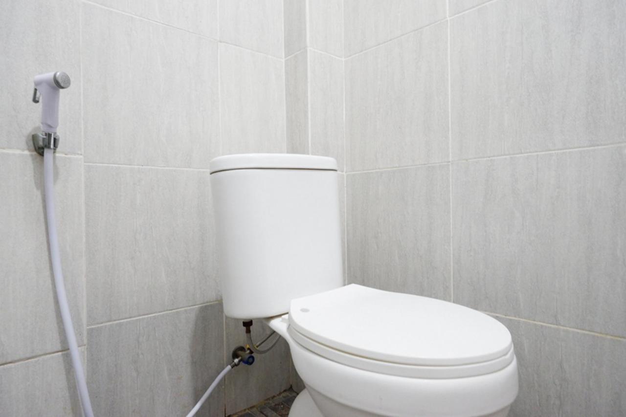 Hotel RedDoorz near Jalan Adi Sucipto Solo Esterno foto