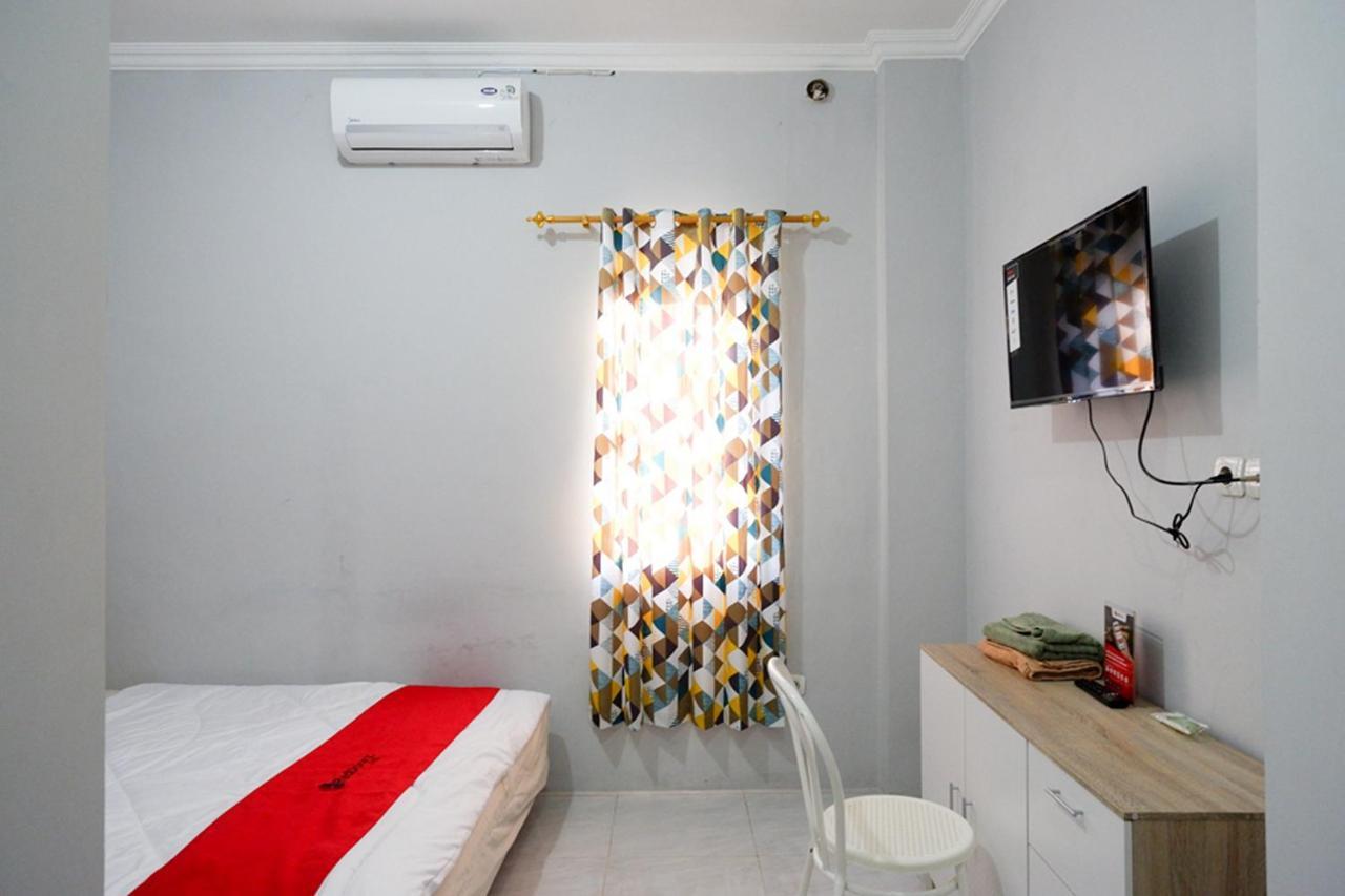 Hotel RedDoorz near Jalan Adi Sucipto Solo Esterno foto