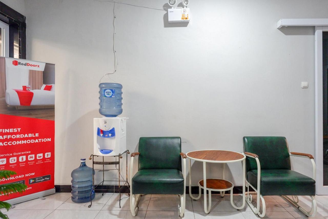 Hotel RedDoorz near Jalan Adi Sucipto Solo Esterno foto