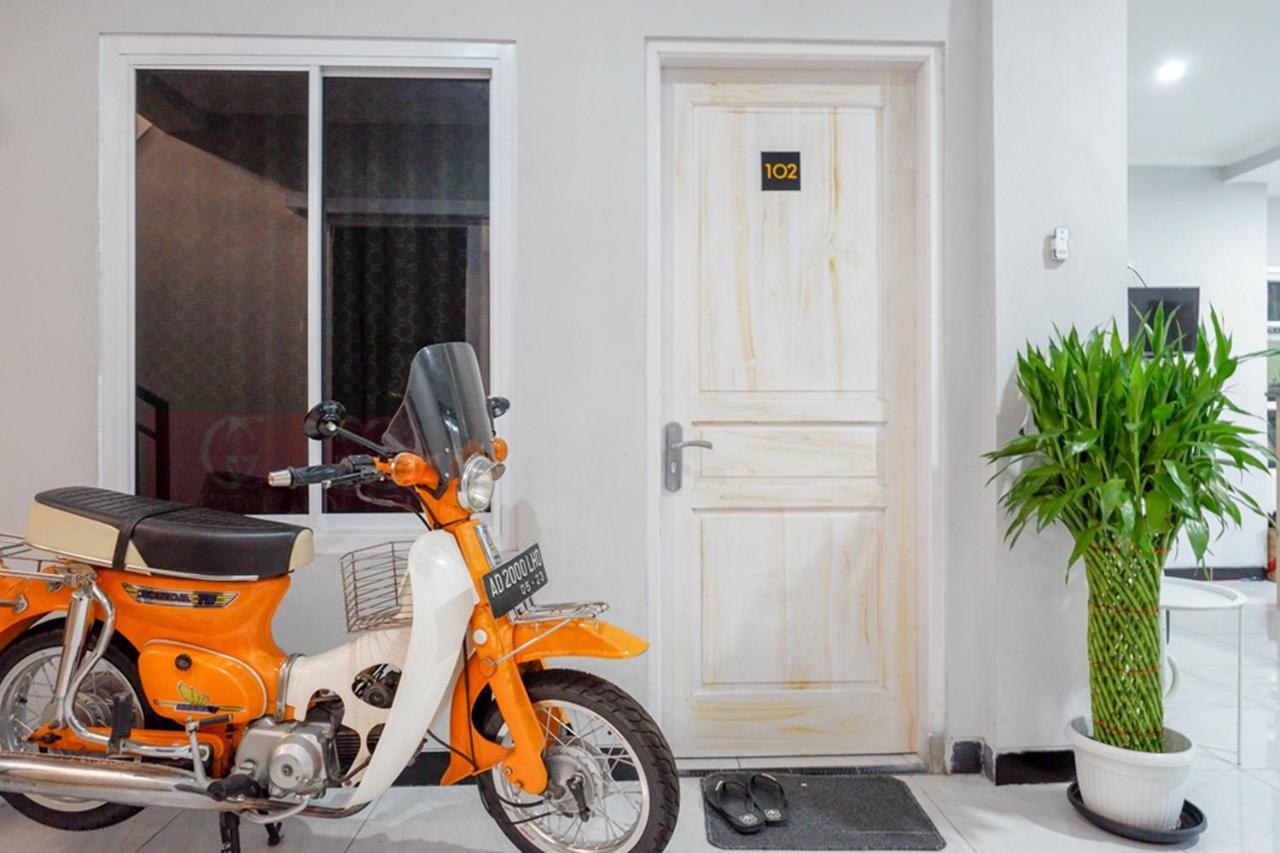 Hotel RedDoorz near Jalan Adi Sucipto Solo Esterno foto