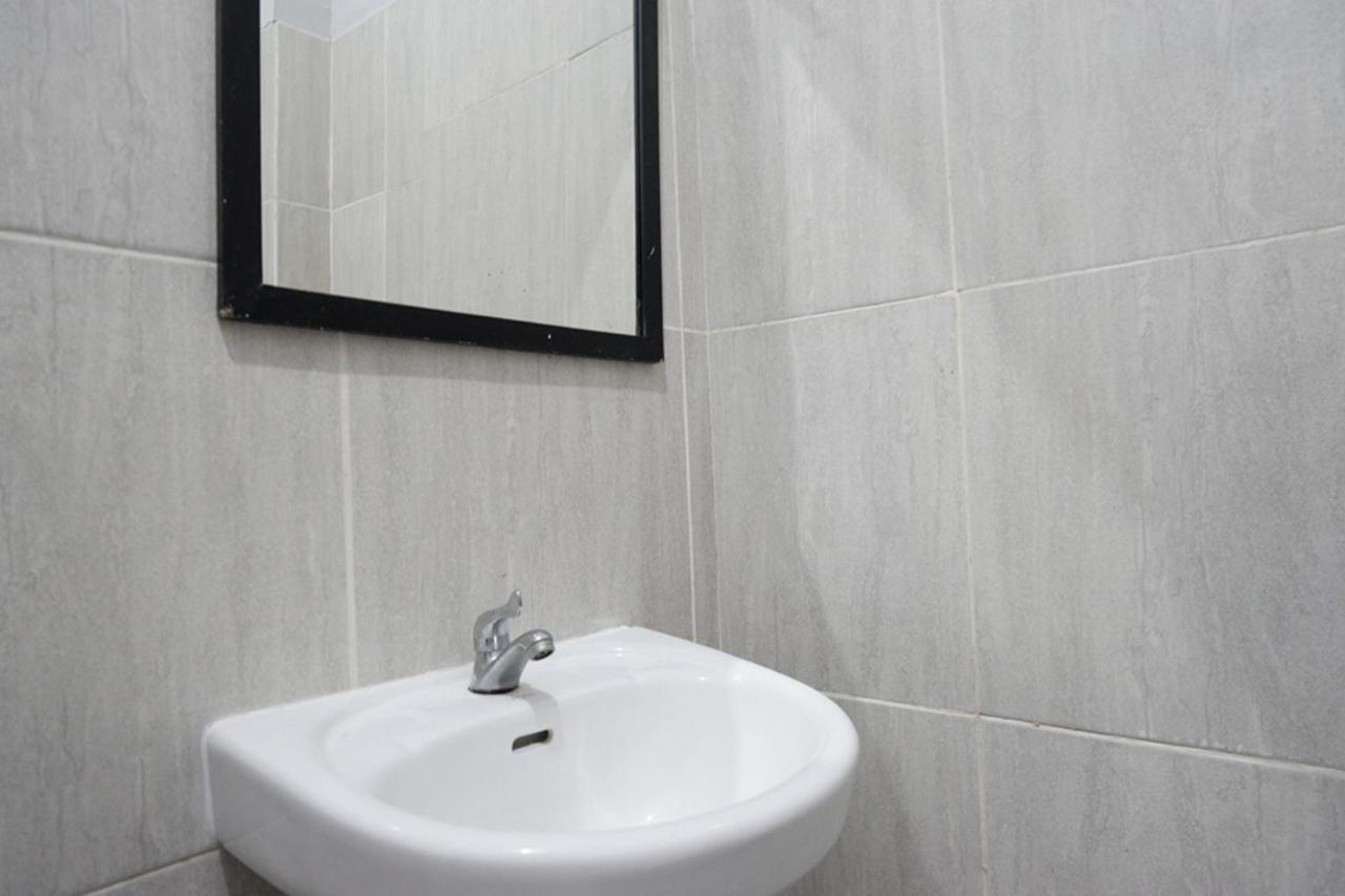 Hotel RedDoorz near Jalan Adi Sucipto Solo Esterno foto
