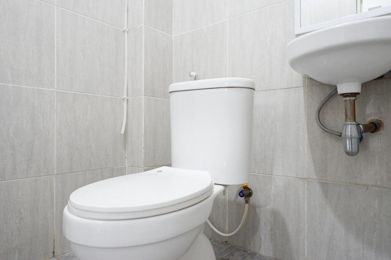 Hotel RedDoorz near Jalan Adi Sucipto Solo Esterno foto