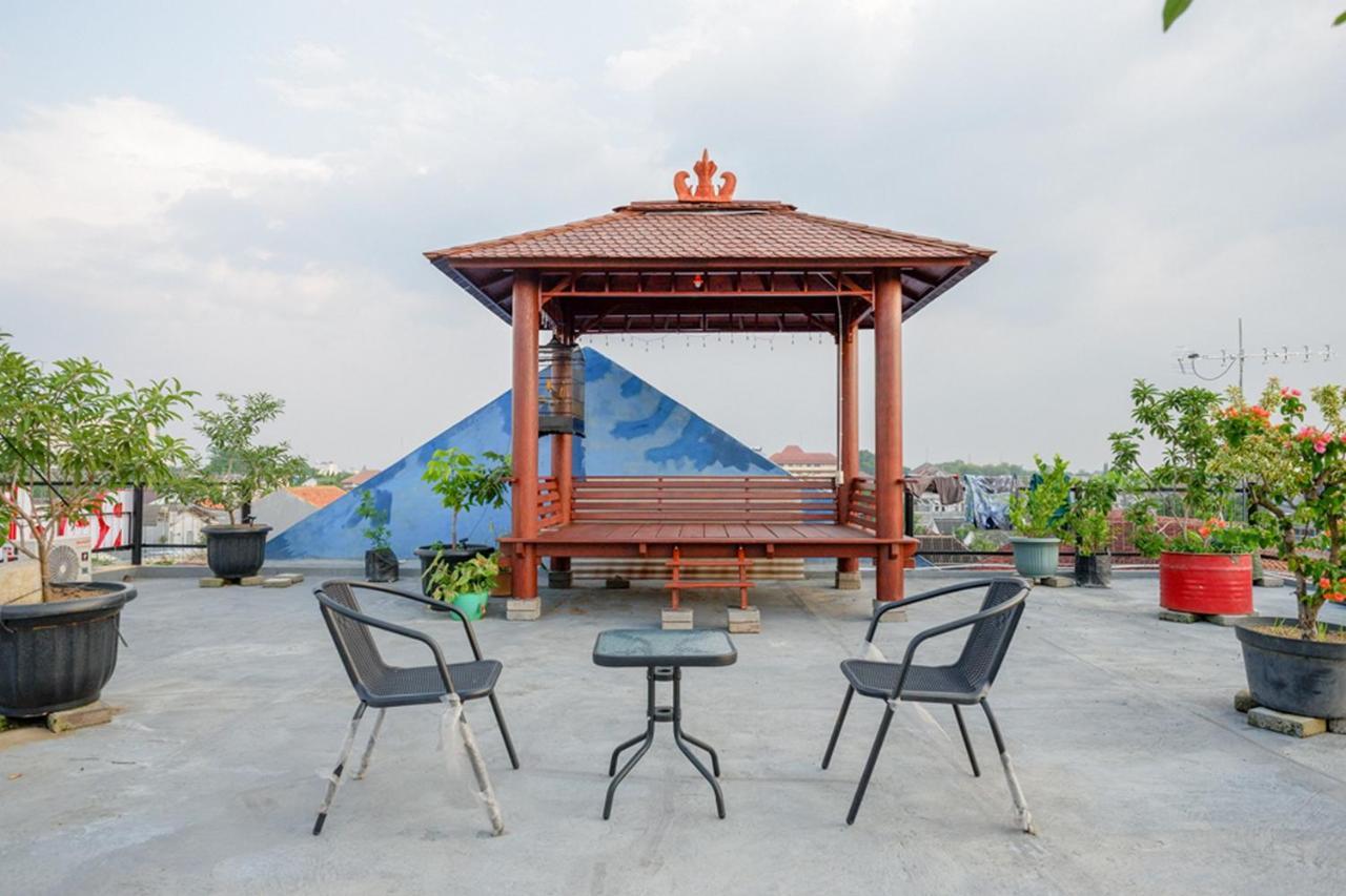 Hotel RedDoorz near Jalan Adi Sucipto Solo Esterno foto