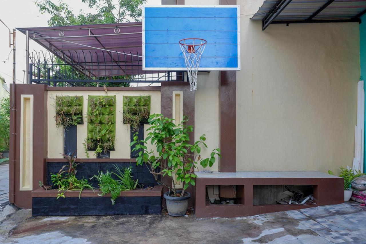 Hotel RedDoorz near Jalan Adi Sucipto Solo Esterno foto