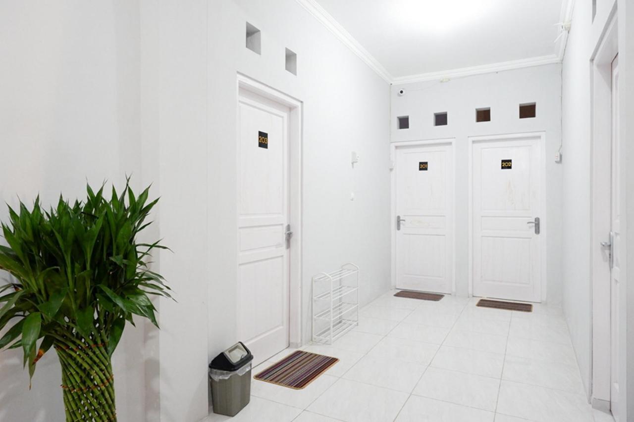 Hotel RedDoorz near Jalan Adi Sucipto Solo Esterno foto