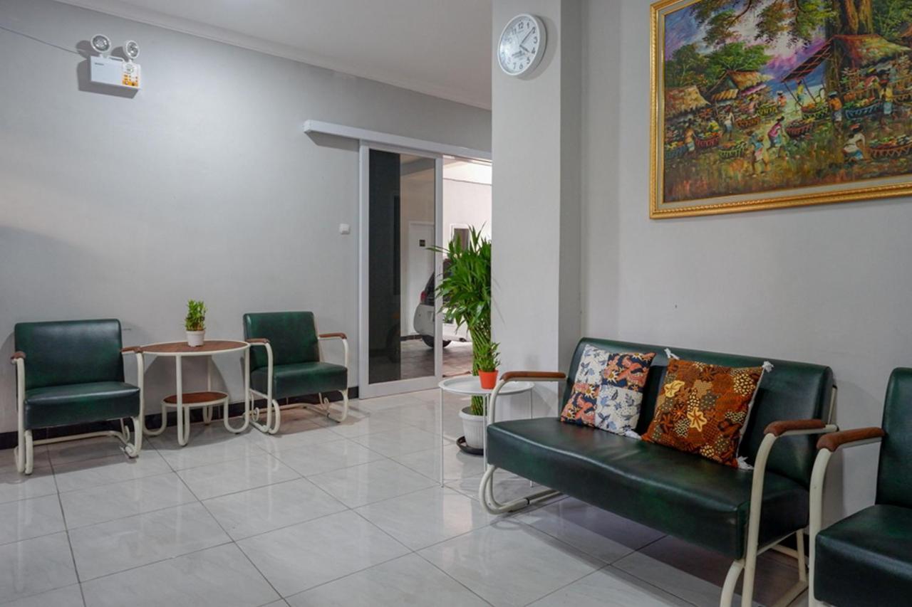 Hotel RedDoorz near Jalan Adi Sucipto Solo Esterno foto