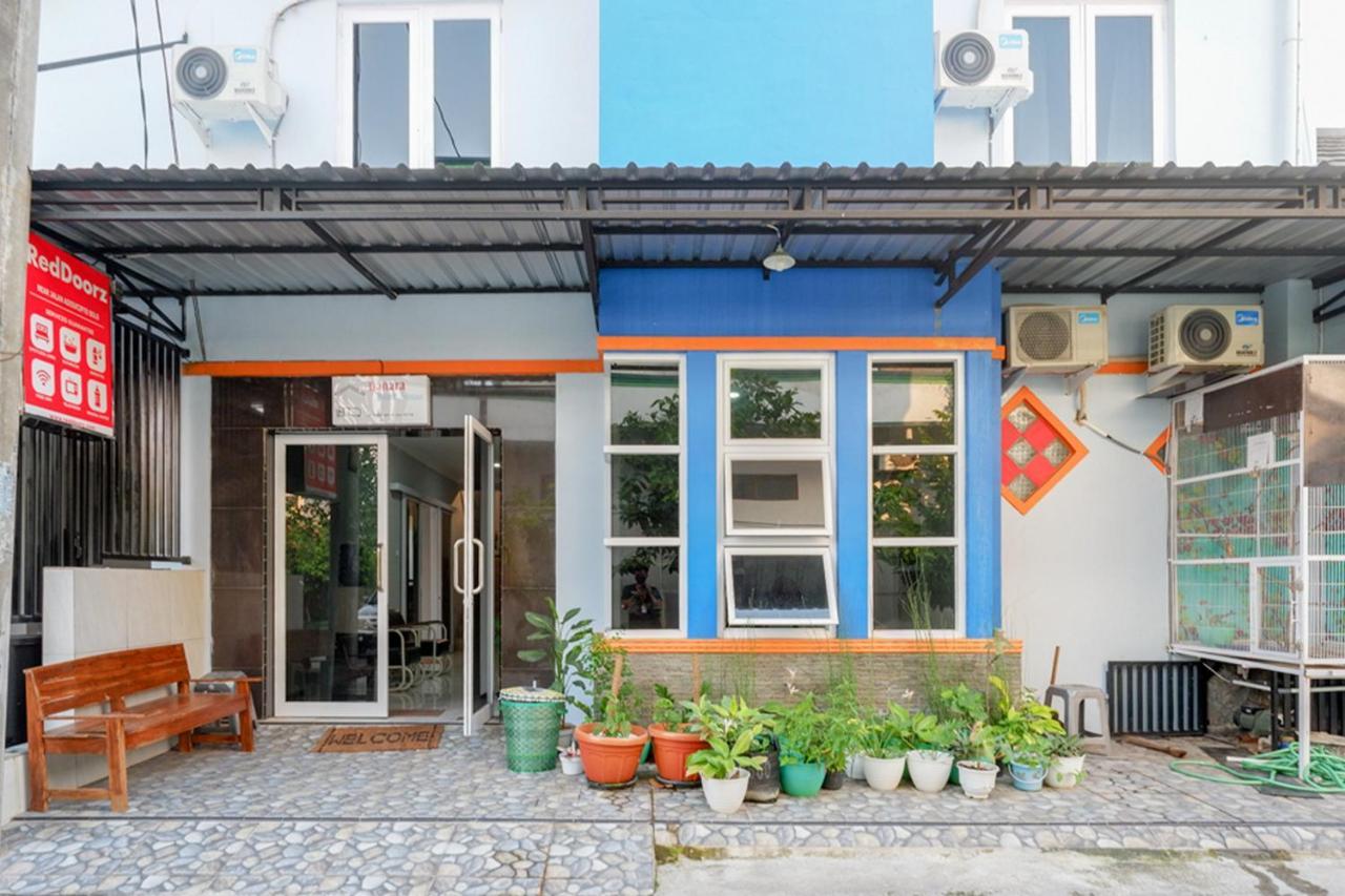 Hotel RedDoorz near Jalan Adi Sucipto Solo Esterno foto
